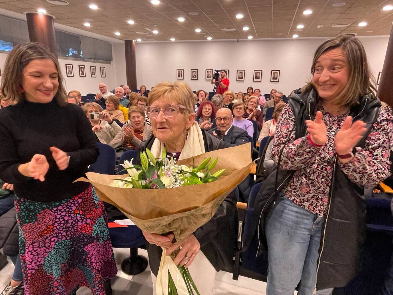 Genoveva Ortíz, con sus hijas y numerosos fa miliares y amigos que asistieron al reconocimiento.