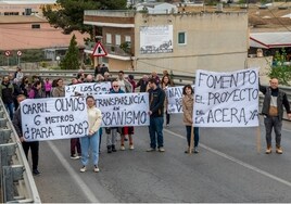 Los vecinos afectados cortaron el puente, en su tercera protesta en tres años.