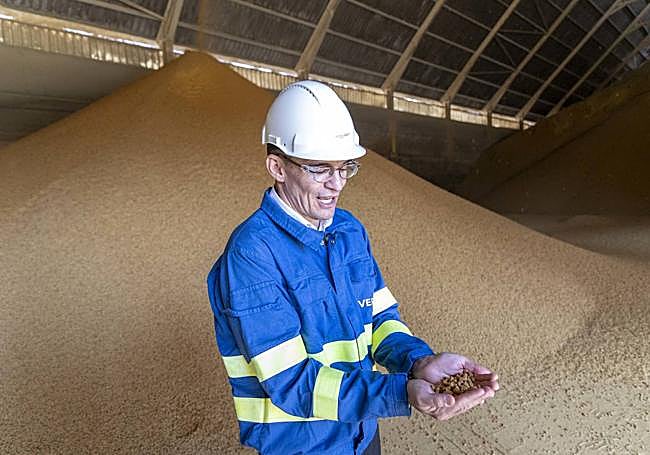 Joaquín Rodríguez muestra el compuesto de alimento para animales.