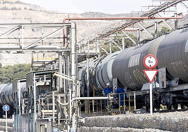 Dos operarios junto a las cisternas llegadas a la terminal de Vertex.