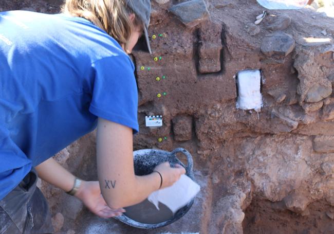 Análisis microestratigráficos. Una de las estudiantes del proyecto prepara la recogida de muestras de los diferentes estratos en la excavación.