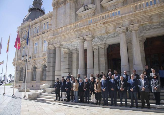 Minuto de silencio en la entrada del Palacio Consistorial de Cartagena.