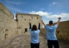 Dos jóvenes celebran que el castillo de Mula pasa a ser propiedad del Ayuntamiento tras la expropiación de la familia Bertrán de Lis y Pidal.