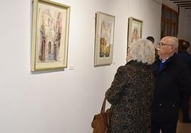 Visitantes a la exposición de Zacarías Cerezo en Caravaca de la Cruz.