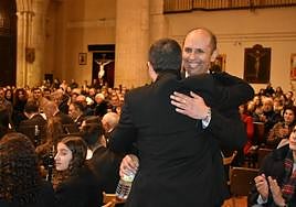 Juan Esteban Piernas, pregonero, recibe el abrazo de Saúl Sánchez.