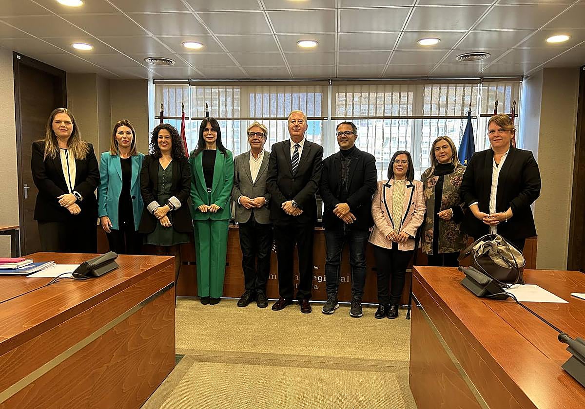 Foto de familia de los intervinientes en la Comisión de Sanidad y Política Social junto a Juan Carrión, de Feder.