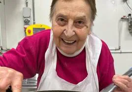 La abuela italiana Silvana Bini mientras cocina pasta carbonara.