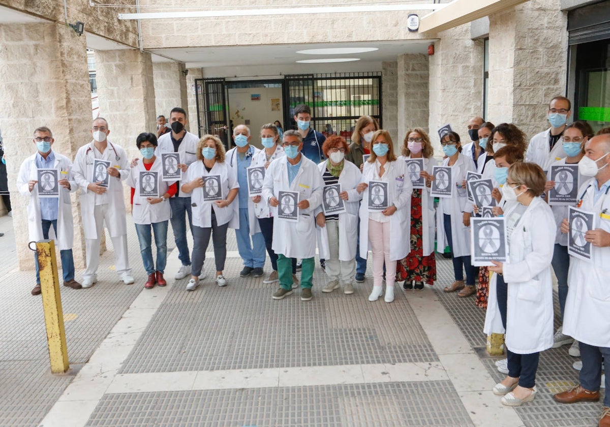 Sanitarios durante una protesta por las agresiones a profesionales en el centro de salud de San Diego, en Lorca.