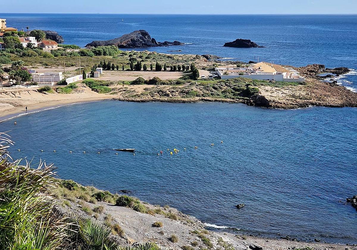 Imagen de Cala Reona con el emisario partido y vertiendo en la orilla.