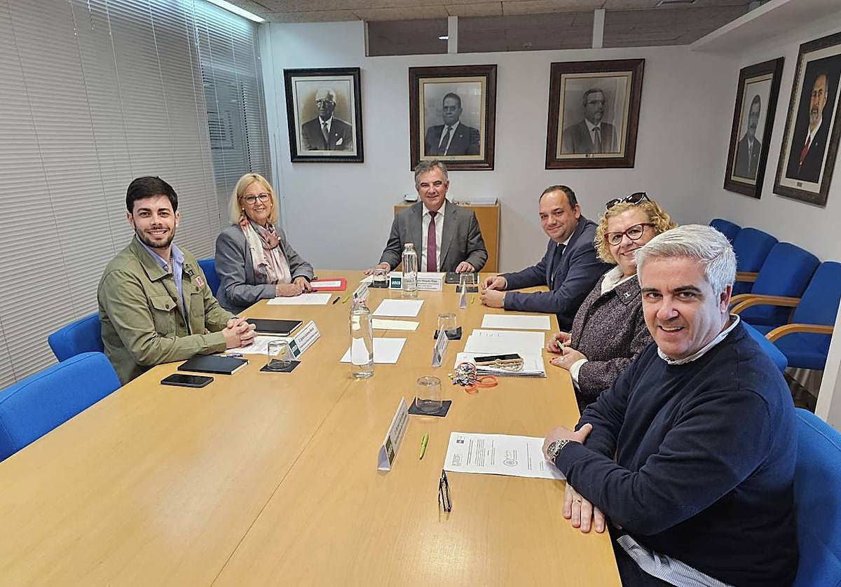 Los miembros de la Junta Rectora del Consorcio de la UNED, reunidos en la sede de la Universidad.