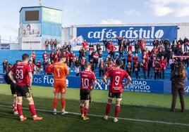 Los jugadores del Real Murcia, frente a sus seguidores, tras la contundente derrota del equipo grana del pasado domingo en Linares.
