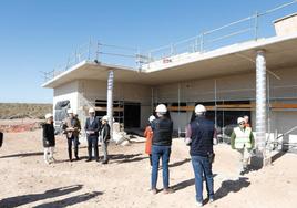 La concejala de Educación, el alcalde, el consejero y la directora del colegio supervisan la obra, ayer.