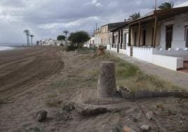 Viviendas en primera línea en la playa de Nares, en Puerto de Mazarrón, que se verían afectadas por la modificación.
