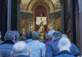 El público accede a la basílica de la Virgen de la Caridad para la Salve Grande y el acto de reapertura.
