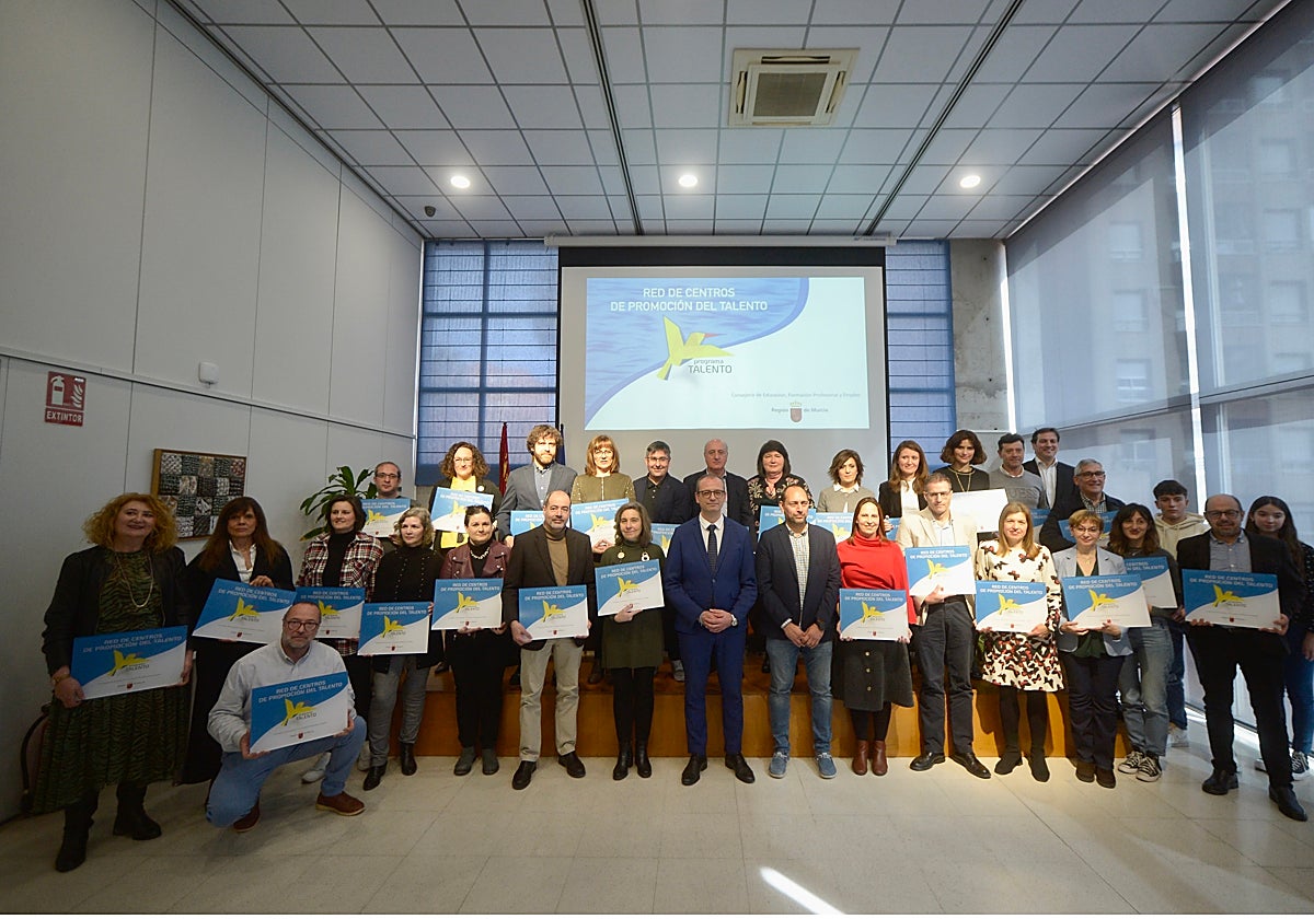 Los directores de los institutos distinguidos con sus diplomas.