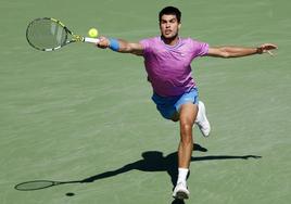 Carlos Alcaraz durante su partido contra Fabian Marozsan en Indian Wells