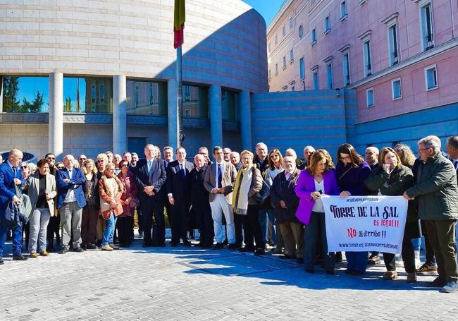 La delegación murciana del PP junto a afectados por la Ley de Costas posan en el exterior del Senado este martes.