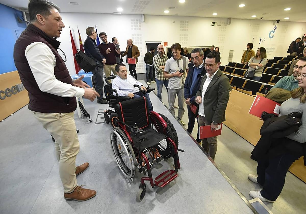 Presentación del prototipo del 'kit', con Juan Antonio Carrasco sentado en su silla de ruedas.