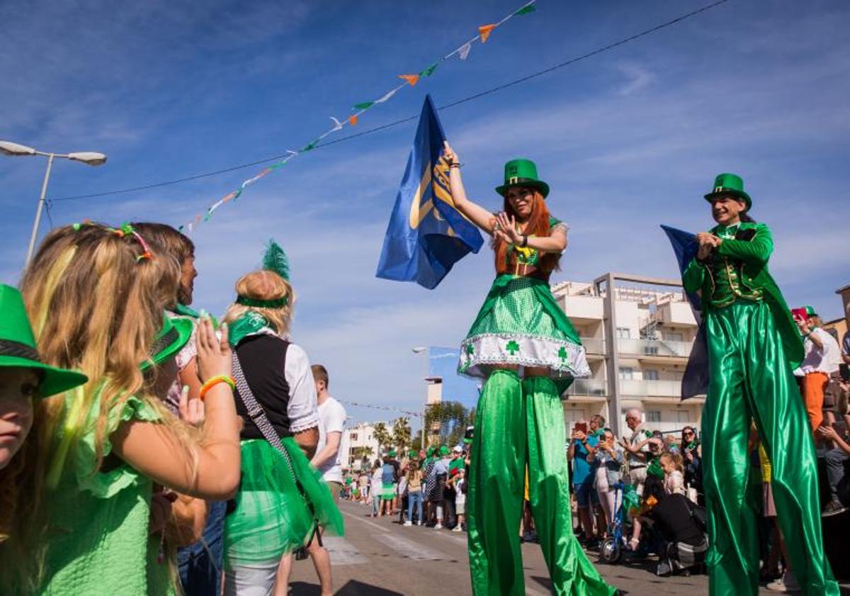 Imagen principal - Orihuela Costa celebra este domingo su multitudinario desfile de San Patricio