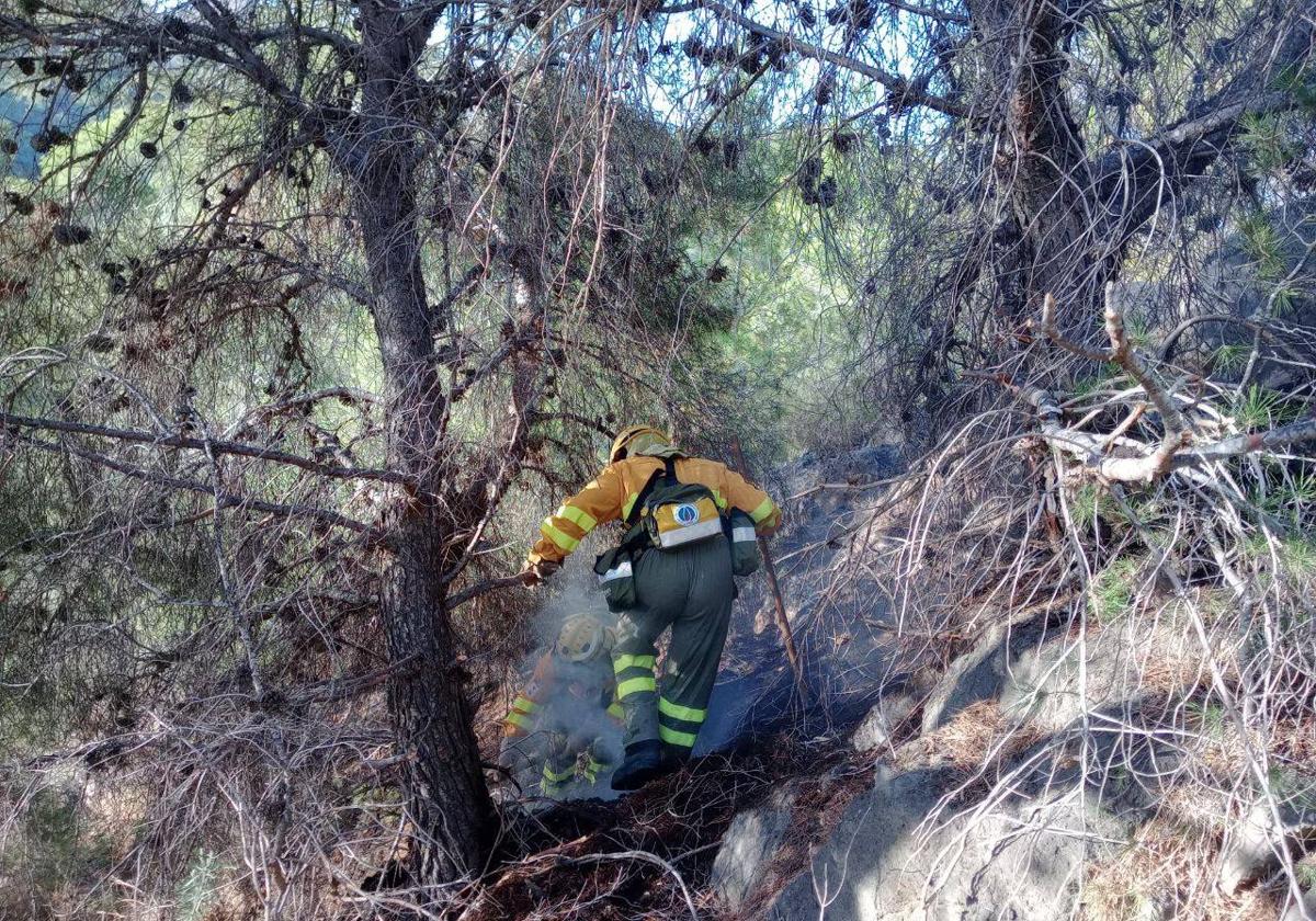 Un bombero, este jueves, en el monte Miravete.