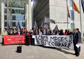 Protesta de abogados y procuradores, este jueves, Ciudad de la Justicia de Murcia.