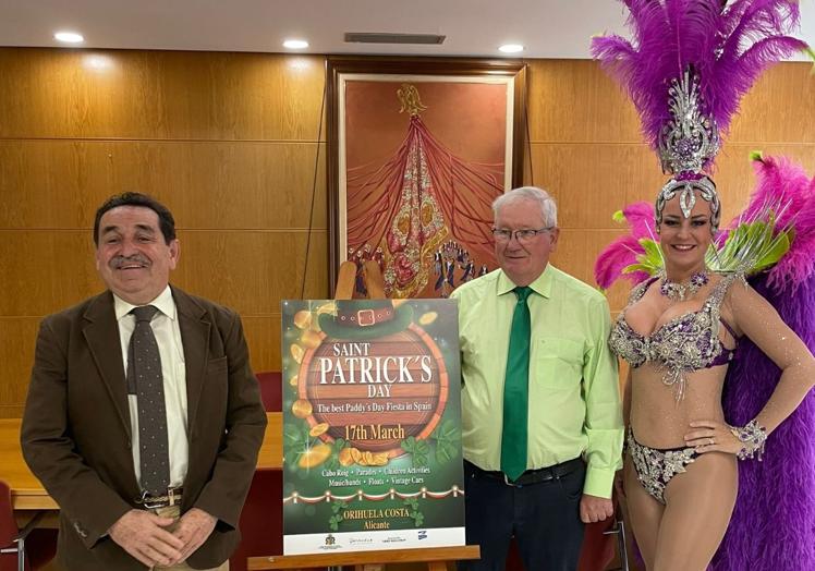 Manuel Mestre (a la izquierda), durante la presentación este jueves del desfile de San Patricio en el Ayuntamiento de la costa.