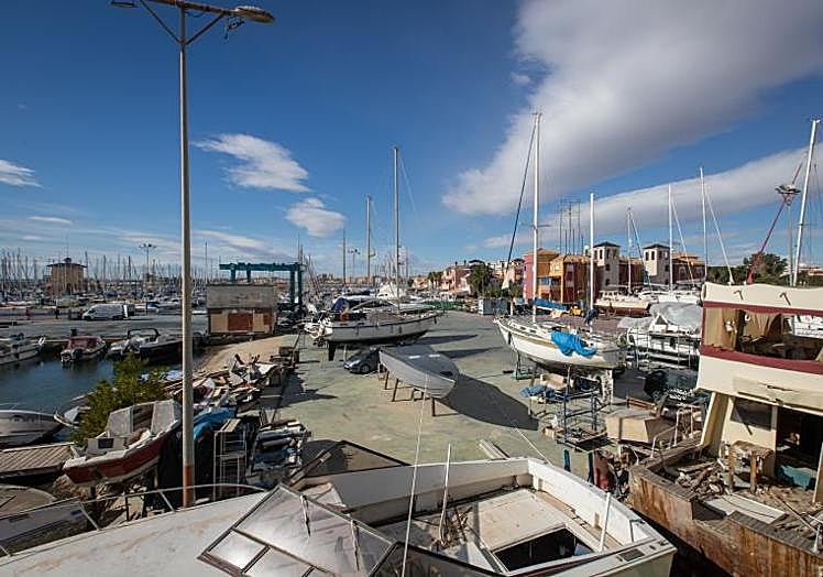 Espacio sobre el que se prevé ubicar el escenario del nuevo auditorio de Habaneras, en el actual varadero de Marina Internacional.