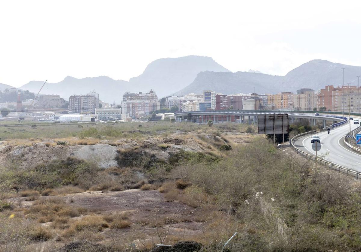 Terrenos del Hondón, donde estuvo hasta su cierre en 2001 la antigua factoría de Potasas y Derivados, con Cartagena de fondo.