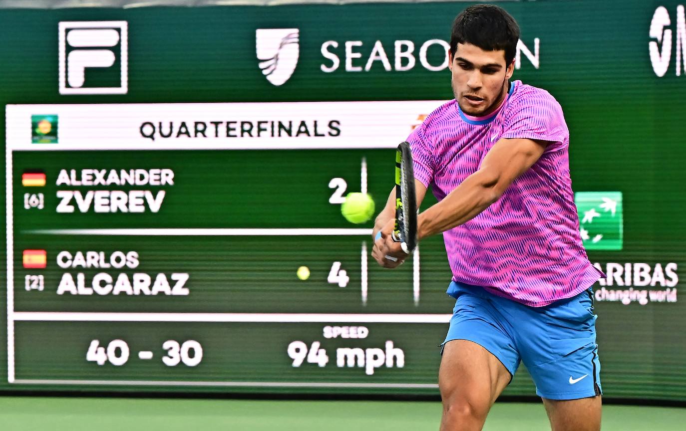 La victoria de Carlos Alcaraz ante Zverev tras la invasión de abejas en Indian Wells, en imágenes