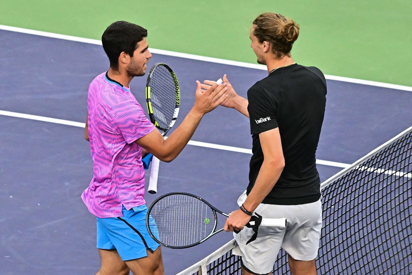 La victoria de Carlos Alcaraz ante Zverev tras la invasión de abejas en Indian Wells, en imágenes