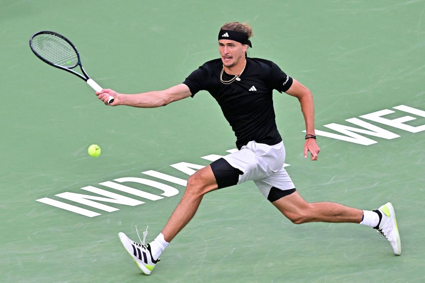 La victoria de Carlos Alcaraz ante Zverev tras la invasión de abejas en Indian Wells, en imágenes