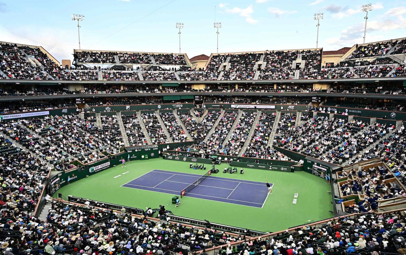 La victoria de Carlos Alcaraz ante Zverev tras la invasión de abejas en Indian Wells, en imágenes