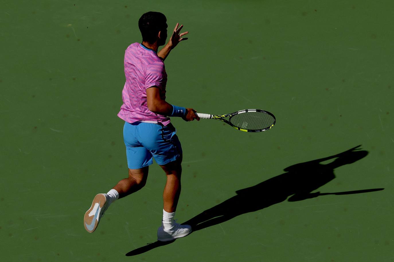 La victoria de Carlos Alcaraz ante Zverev tras la invasión de abejas en Indian Wells, en imágenes