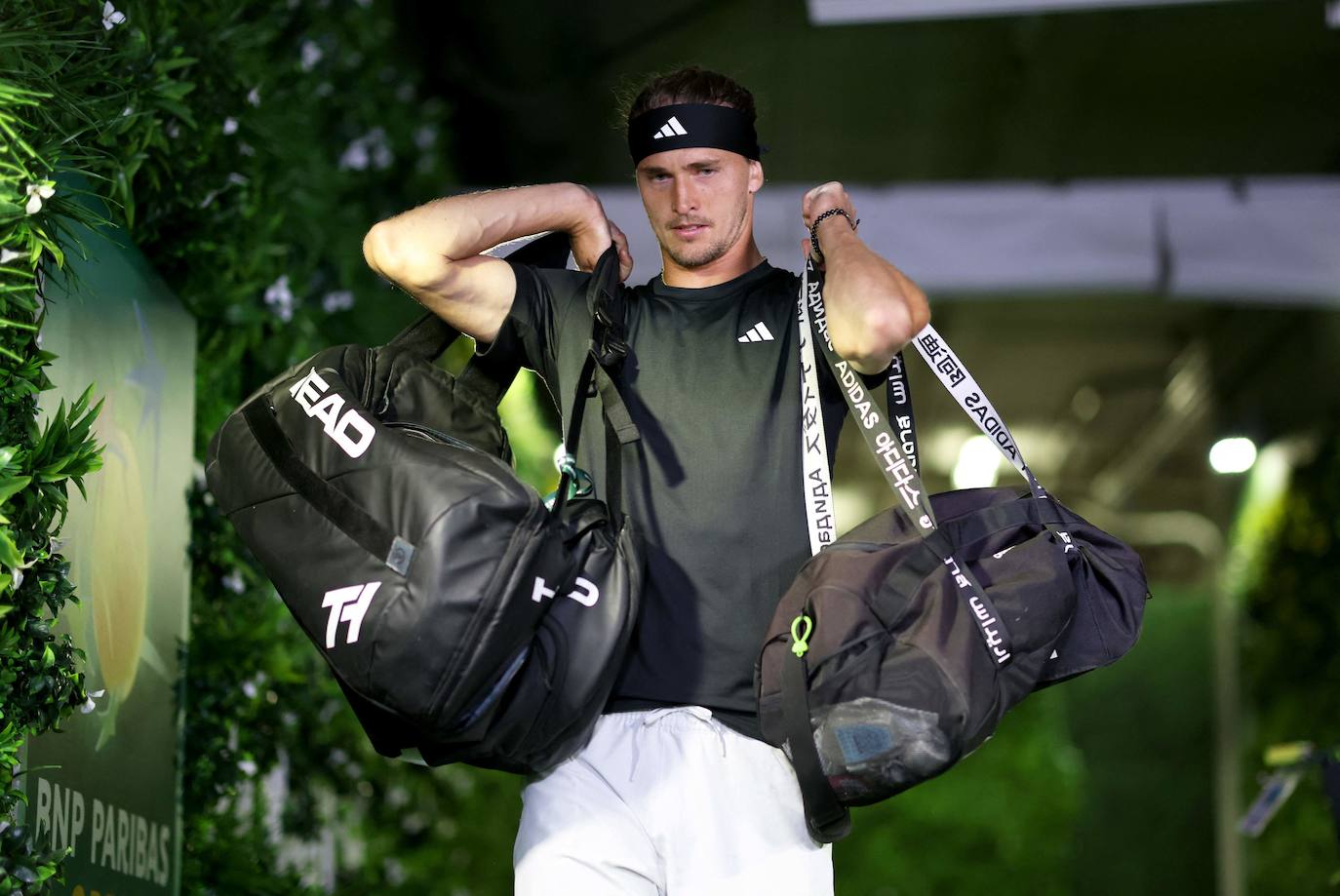 La victoria de Carlos Alcaraz ante Zverev tras la invasión de abejas en Indian Wells, en imágenes