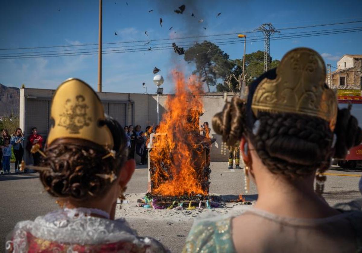 La cremà de las fallas del colegio de Hurchillo, en imágenes