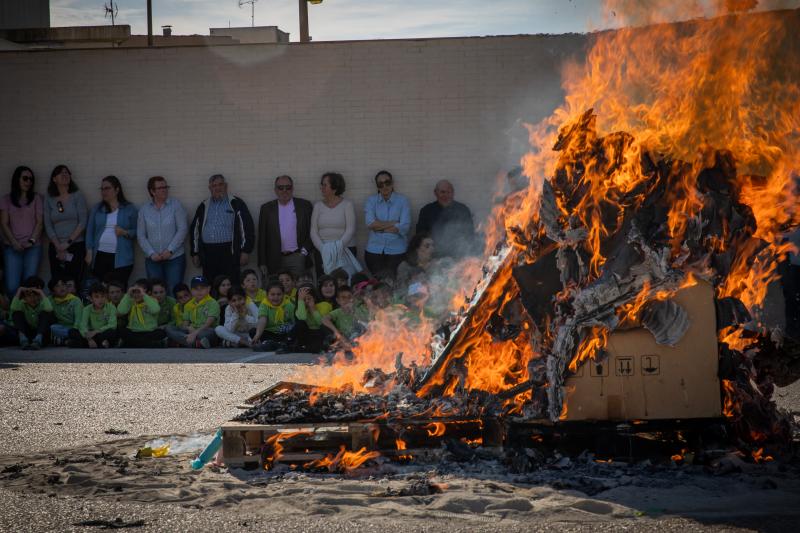 La cremà de las fallas del colegio de Hurchillo, en imágenes