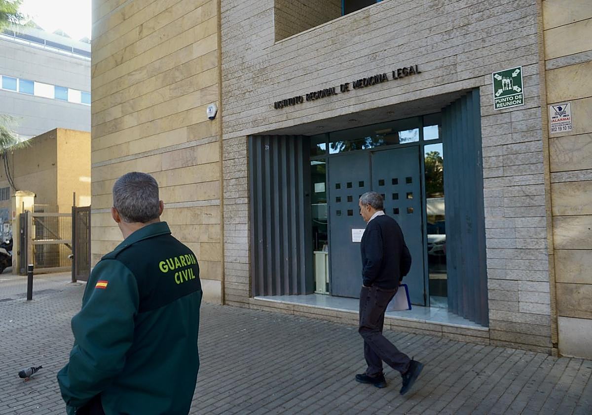 Un agente, ante el Instituto Regional de Medicina Legal, en Murcia.