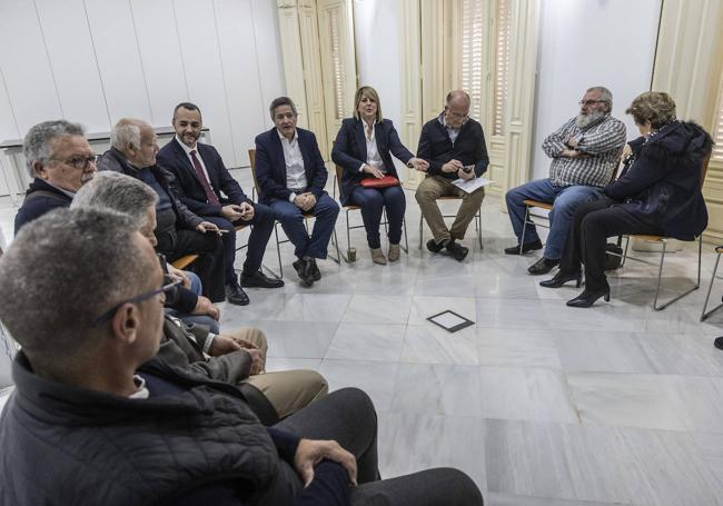 Representantes vecinales reunidos este viernes en el Palacio de Aguirre con Juan Antonio Mata; el secretario general de Medio Ambiente, Enrique Ujaldón; la alcaldesa, Noelia Arroyo, y el técnico municipal Antonio Sansano, en el centro de la imagen, de frente.