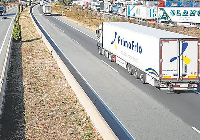 Un camión frigorífico de una compañía murciana de transporte internacional, el pasado enero, en La Junquera.