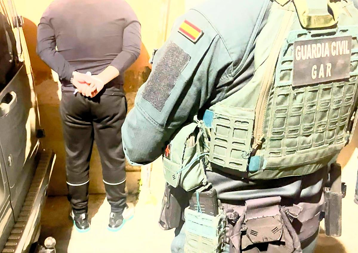 Imagen secundaria 1 - Arresto de dos de los acusados y uno de los túneles que conectaban las viviendas de la organización para poder huir.