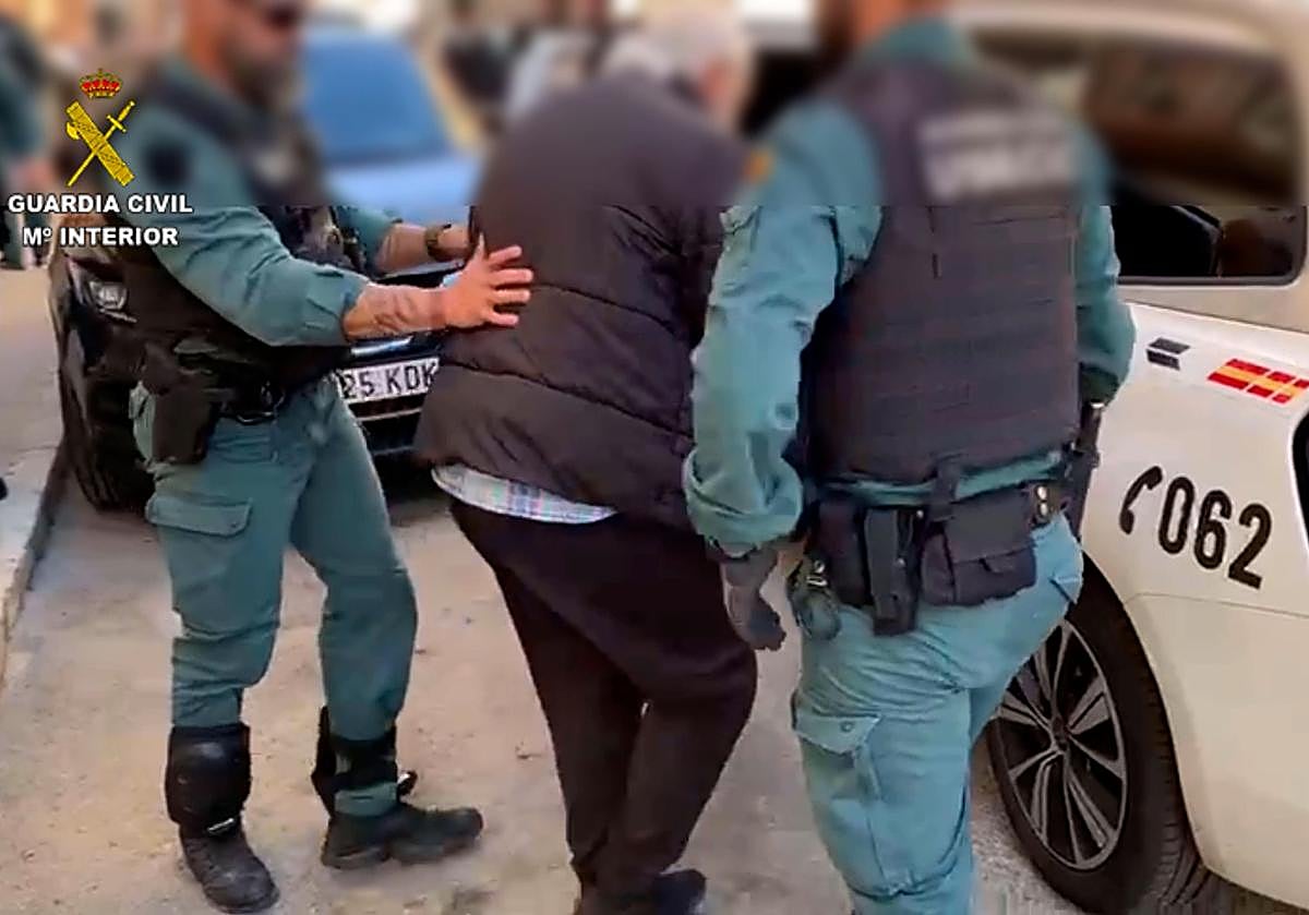 Imagen principal - Arresto de dos de los acusados y uno de los túneles que conectaban las viviendas de la organización para poder huir.