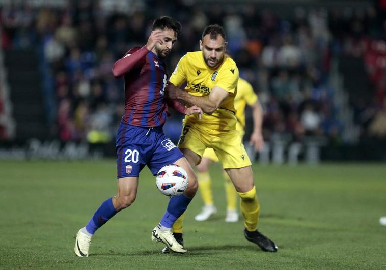 Gonzalo Verdú e Iván Chapela pugnan por el balón.