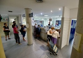 Pacientes aguardan su turno en un centro de salud de Murcia.