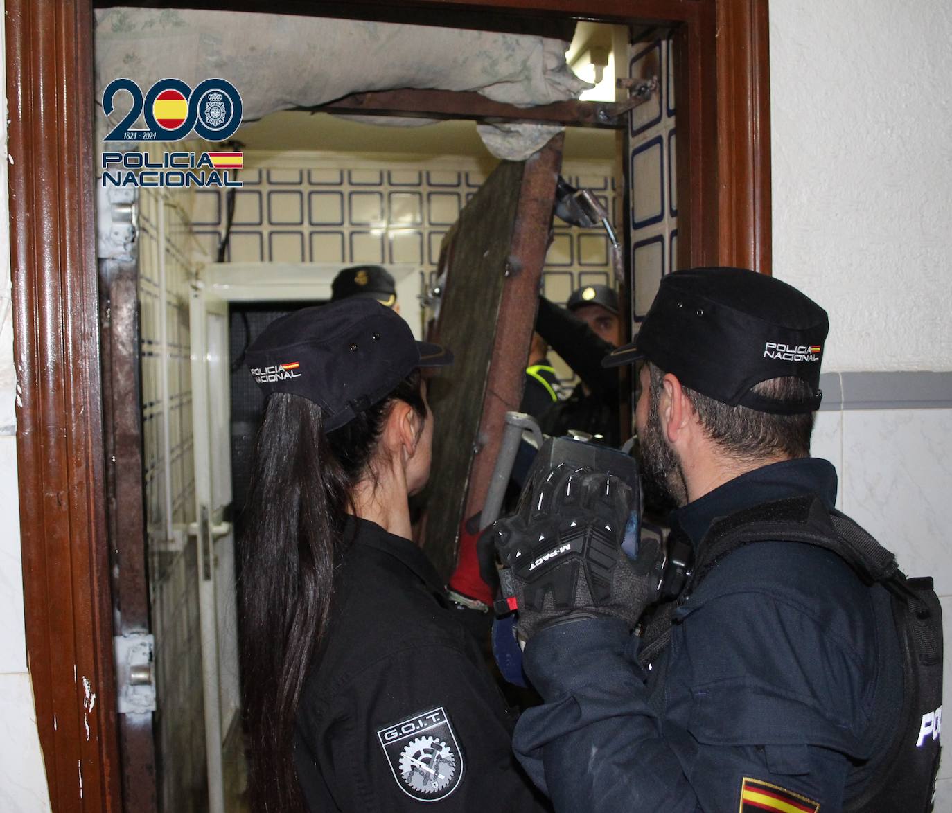 Agentes en el momento de la desmantelación.