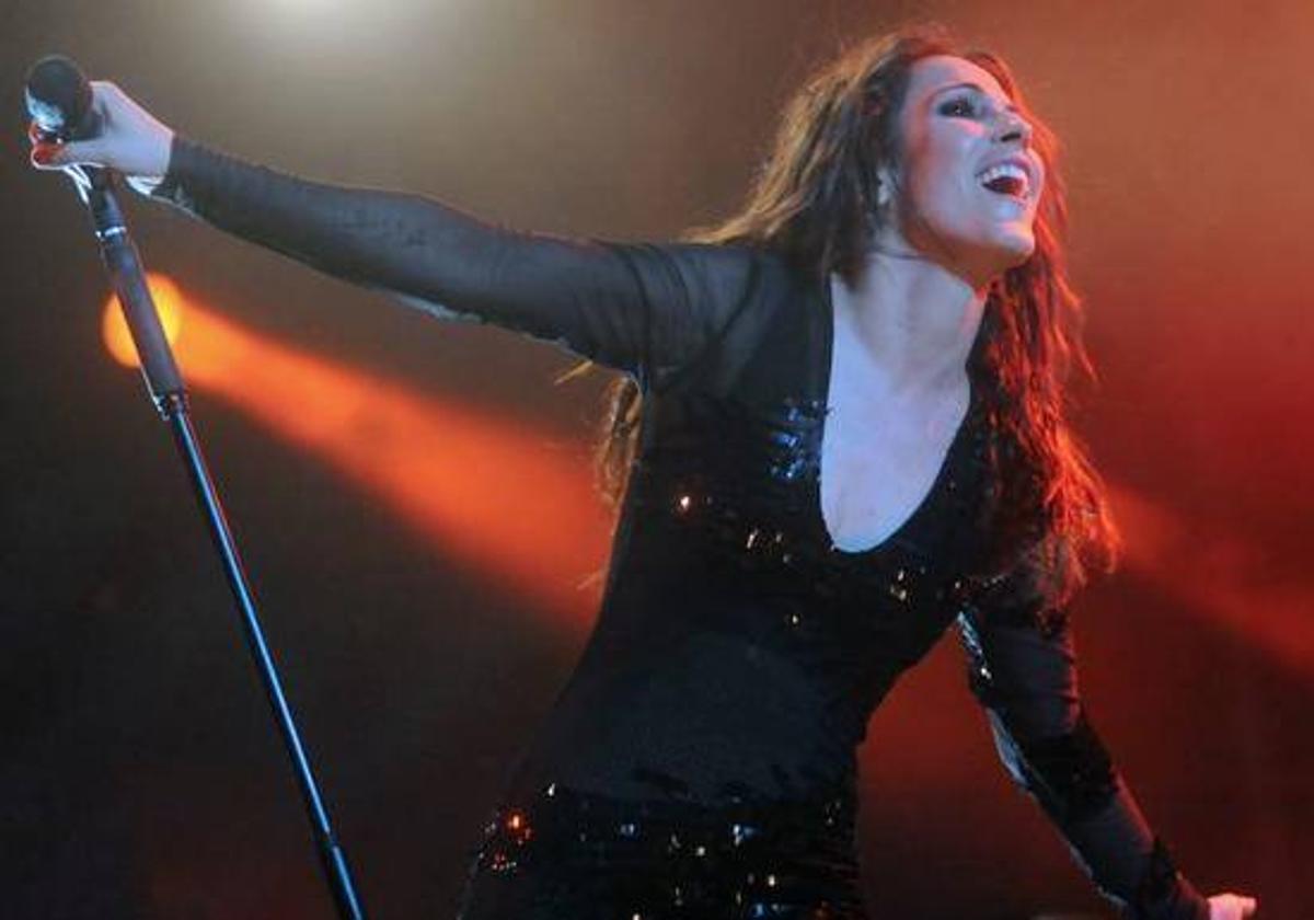 Malú, durante el concierto que ofreció en la plaza de toros de Murcia en junio de 2014.