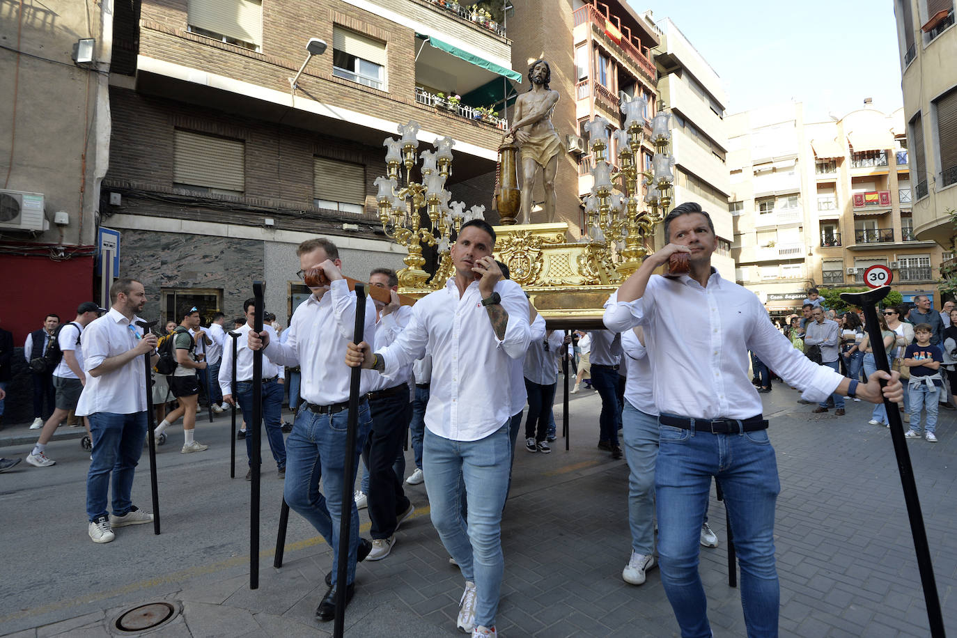 El traslado de los pasos de la Cofradía del Perdón de Murcia, en imágenes