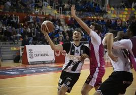 El base catalán Josep Fermí, en el partido de esta temporada contra el Hospitalet.