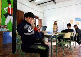 Juan David López, de 18 años, realiza una tarea 'online' con la 'tablet' en el aula del Centro de Acogida y Acompañamiento de Cáritas en El Palmar.