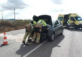 Los bomberos en un accidente, en una imagen de archivo.