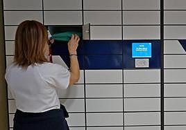 Una mujer utiliza los nuevos cajeros de uniformes instalados en la Arrixaca.